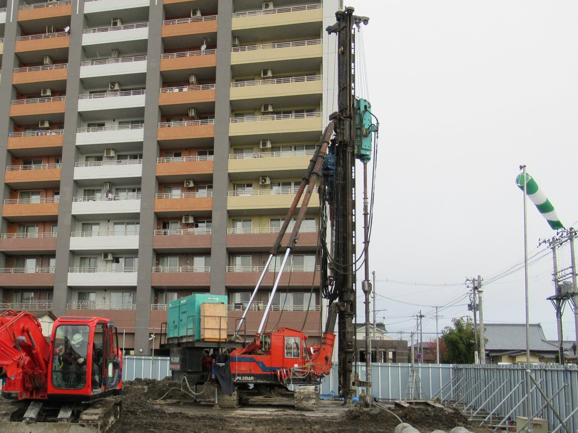 写真：三点式杭打機　パイルマン1820